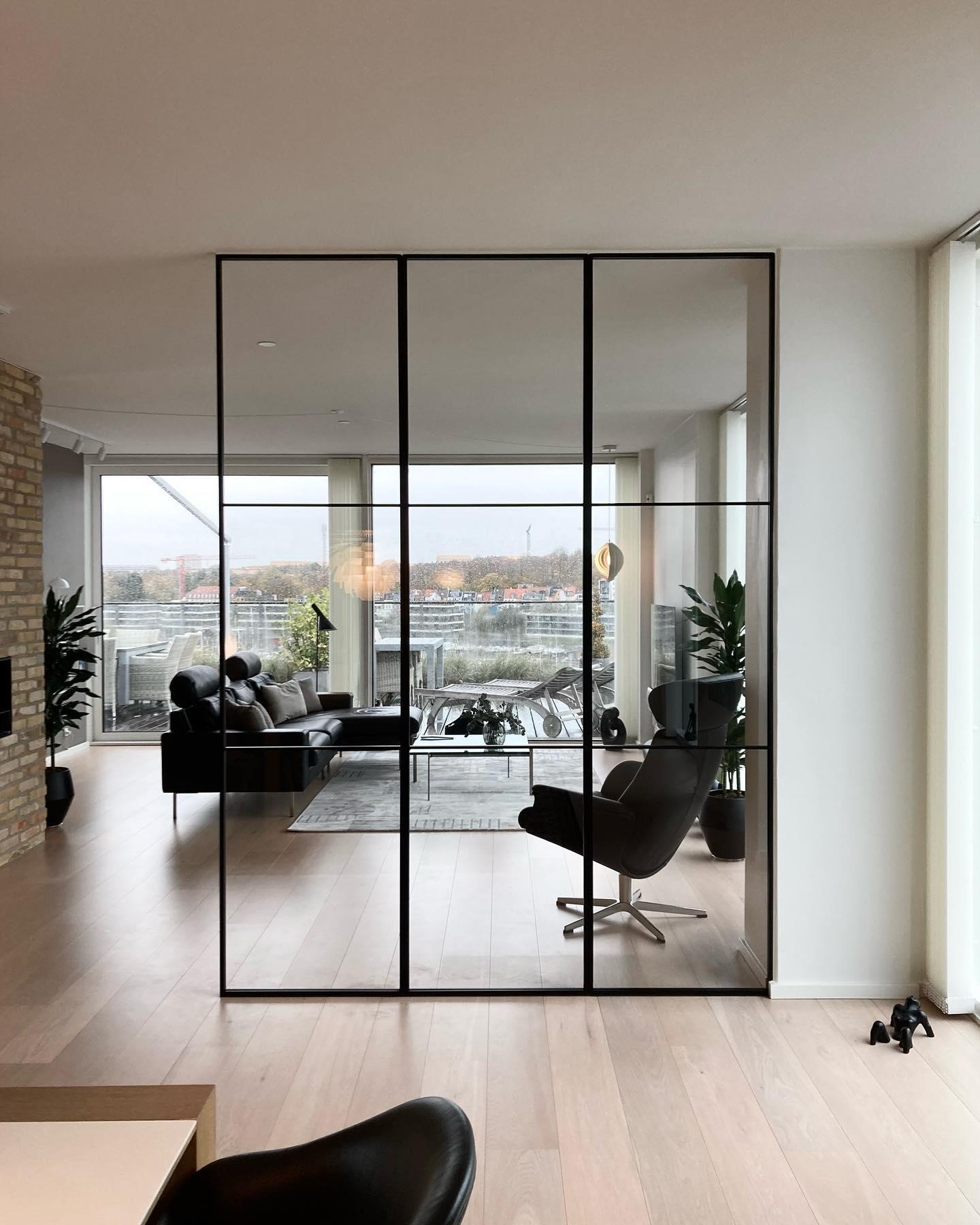 En elegant New Yorker væg i en flot stue på Aarhus Ø